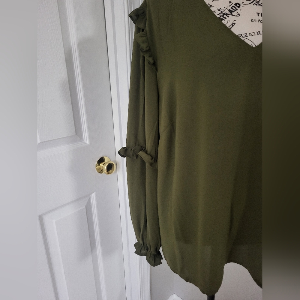 V-neck Ruffle Top - Picture 3 of 4